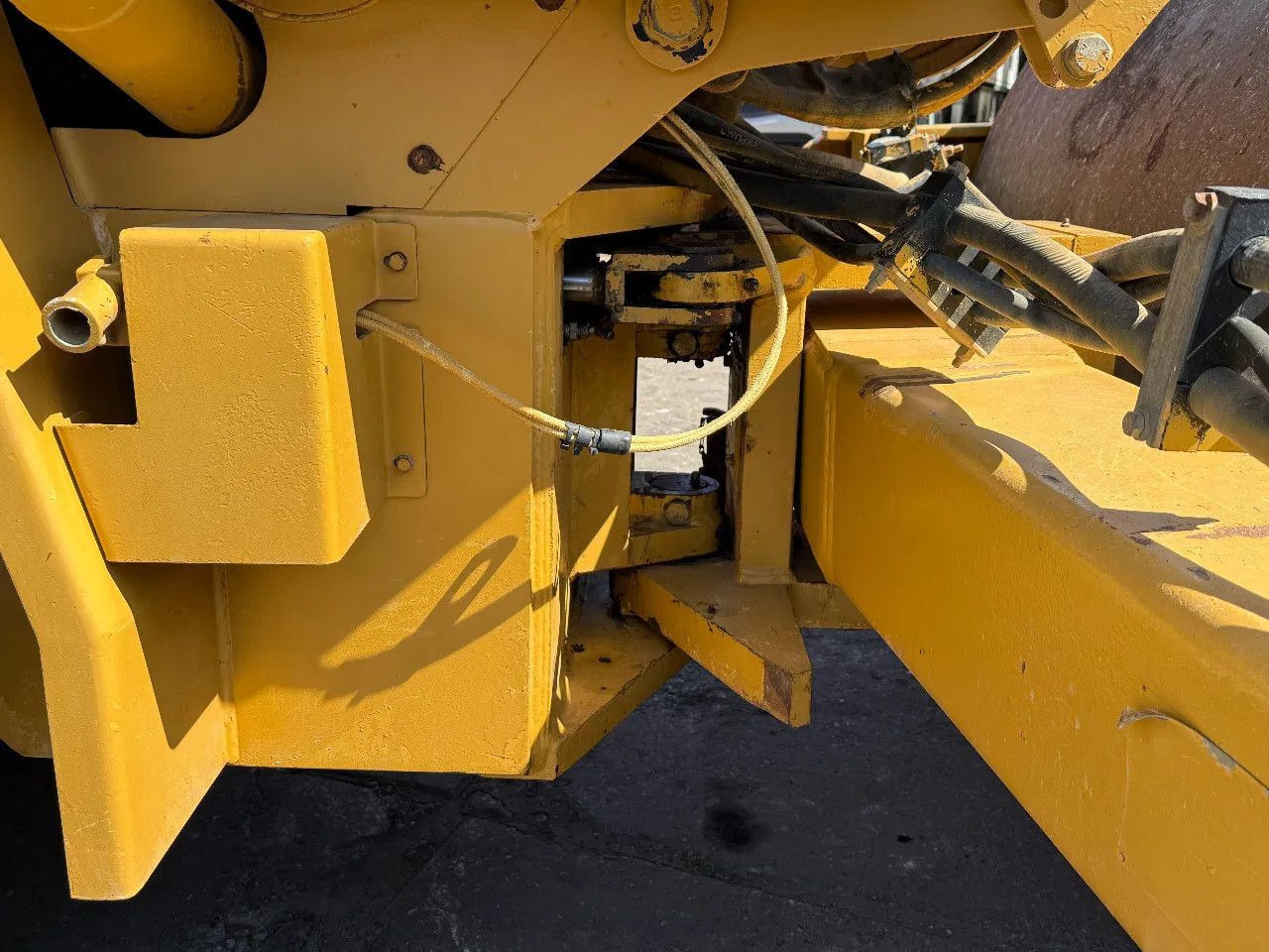 Compacteur à pieds de mouton/ Monocylindre CAT CS 563 Roller with vibration: photos 10