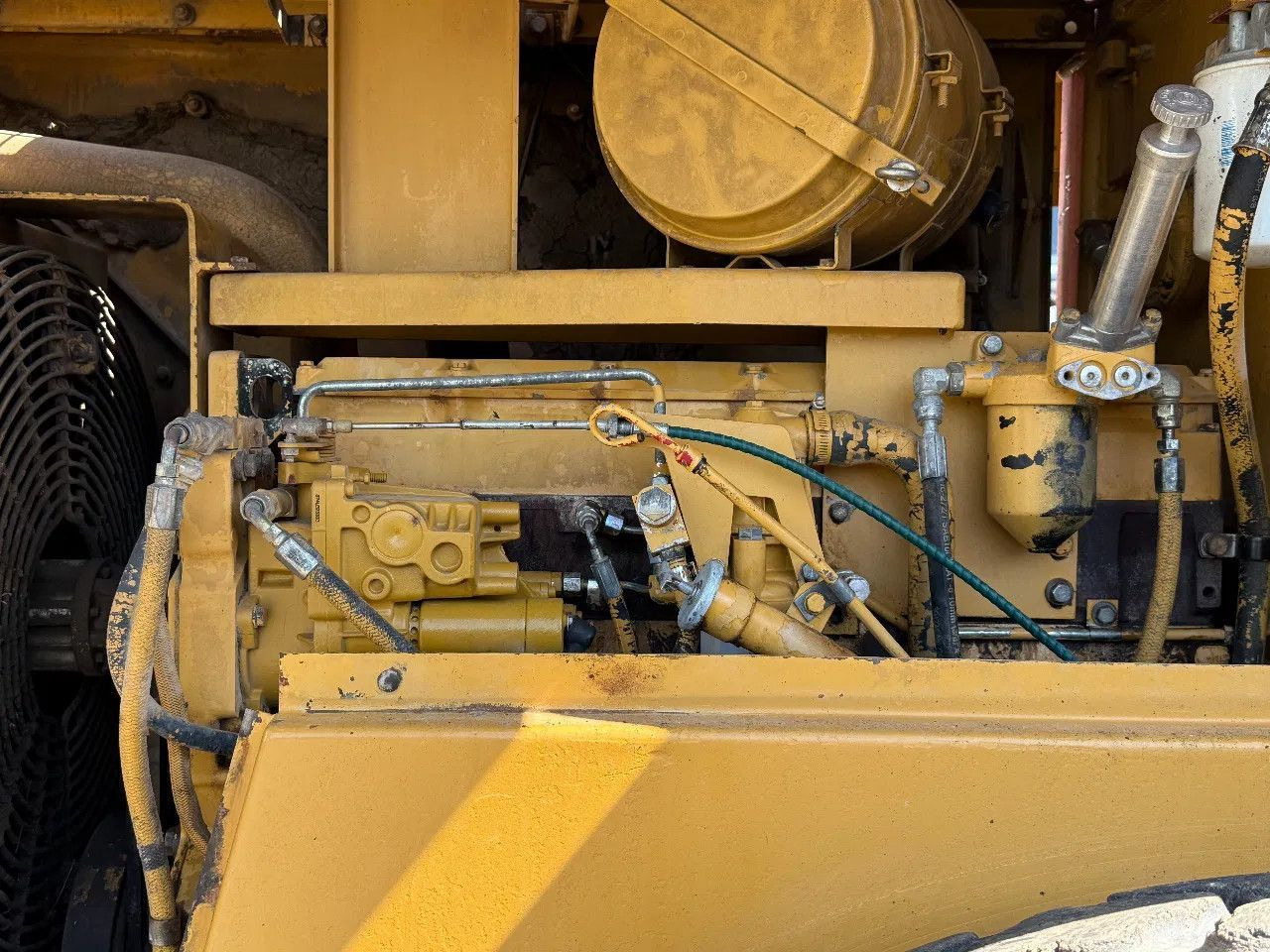Compacteur à pieds de mouton/ Monocylindre CAT CS 563 Roller with vibration: photos 12