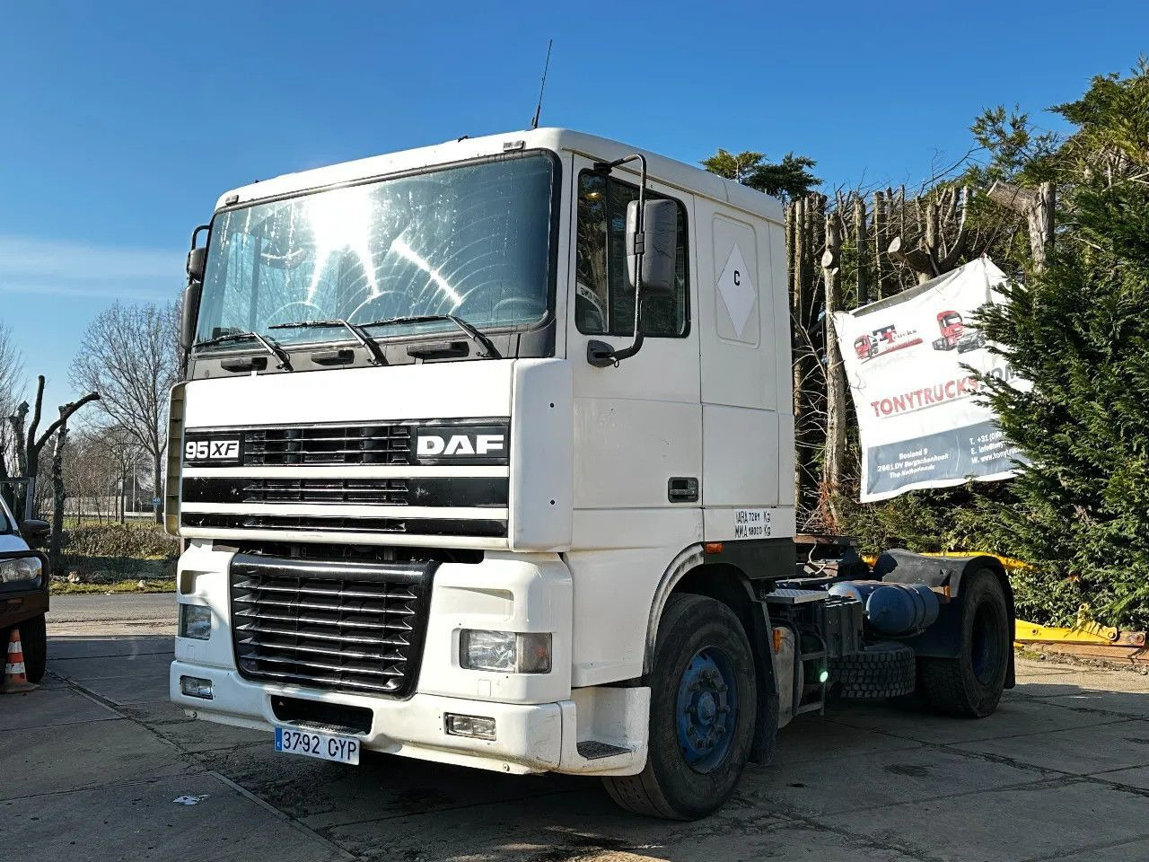 DAF XF 95.380 4X2 Tractor-unit Spring/Air ZF Manual DAF XF 95.380 4X2 Tractor-unit Spring/Air ZF Manual - Tracteur routier: photos 2 DAF XF 95.380 4X2 Tractor-unit Spring/Air ZF Manual DAF XF 95.380 4X2 Tractor-unit Spring/Air ZF Manual - Tracteur routier: photos 2