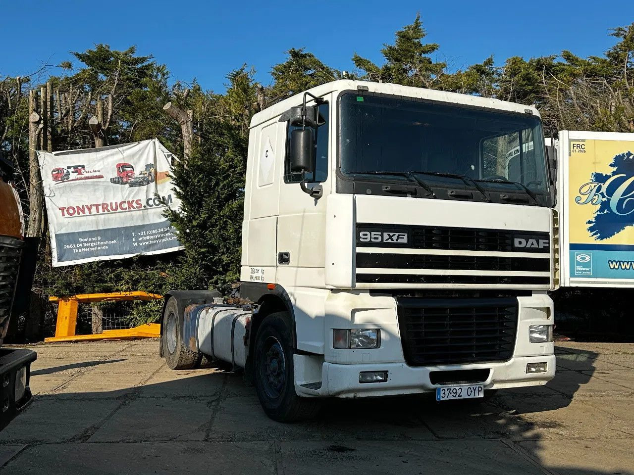DAF XF 95.380 4X2 Tractor-unit Spring/Air ZF Manual DAF XF 95.380 4X2 Tractor-unit Spring/Air ZF Manual - Tracteur routier: photos 1 DAF XF 95.380 4X2 Tractor-unit Spring/Air ZF Manual DAF XF 95.380 4X2 Tractor-unit Spring/Air ZF Manual - Tracteur routier: photos 1