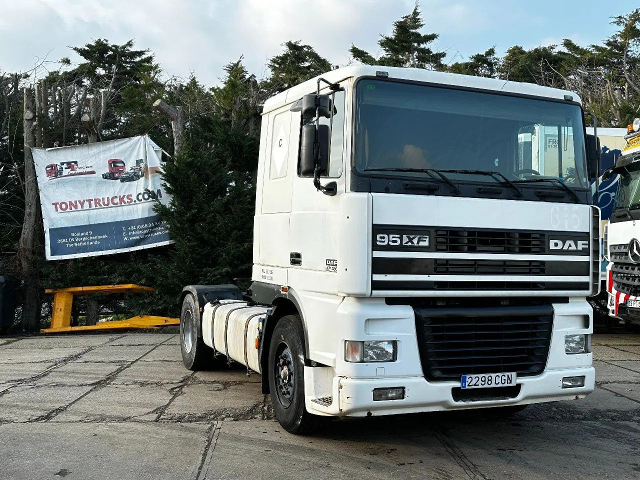 DAF XF 95.380 4X2 Tractor-unit Spring/Air ZF Manual DAF XF 95.380 4X2 Tractor-unit Spring/Air ZF Manual - Tracteur routier: photos 1 DAF XF 95.380 4X2 Tractor-unit Spring/Air ZF Manual DAF XF 95.380 4X2 Tractor-unit Spring/Air ZF Manual - Tracteur routier: photos 1