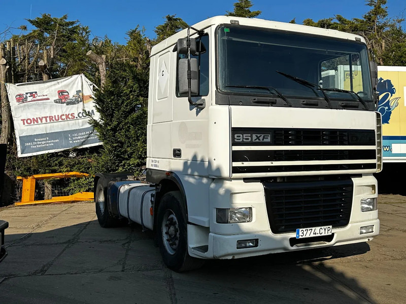 DAF XF 95.380 4X2 Tractor-unit Spring/Air ZF Manual Euro2 PTO - Tracteur routier: photos 1 DAF XF 95.380 4X2 Tractor-unit Spring/Air ZF Manual Euro2 PTO - Tracteur routier: photos 1