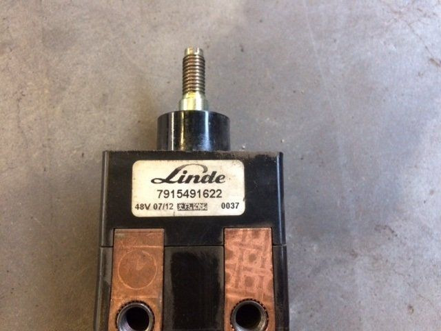 Emergency stop switch for Linde L14-16, Series 372 - Système électrique pour Matériel de manutention: photos 3 Emergency stop switch for Linde L14-16, Series 372 - Système électrique pour Matériel de manutention: photos 3