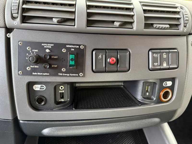 Camion isothermique DAF CF 290 +HTF Koeloplegger TRS PTO koelmotor Dhollandia 3000KG NL466.995KM: photos 12 Camion isothermique DAF CF 290 +HTF Koeloplegger TRS PTO koelmotor Dhollandia 3000KG NL466.995KM: photos 12