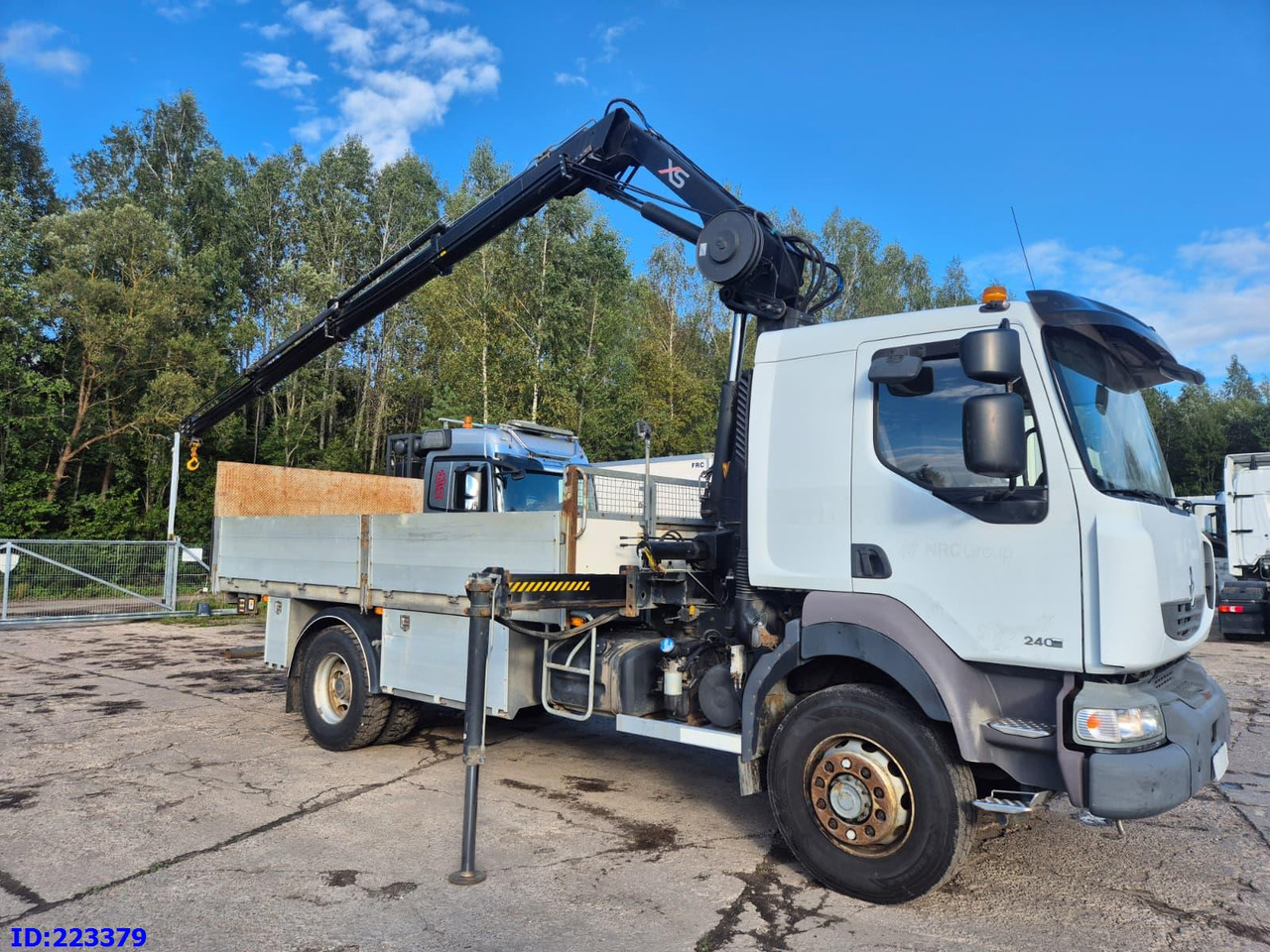 RENAULT Midlum 240.16 4x4 + HIAB 122 E-3 HIDUO - Camion plateau: photos 4 RENAULT Midlum 240.16 4x4 + HIAB 122 E-3 HIDUO - Camion plateau: photos 4