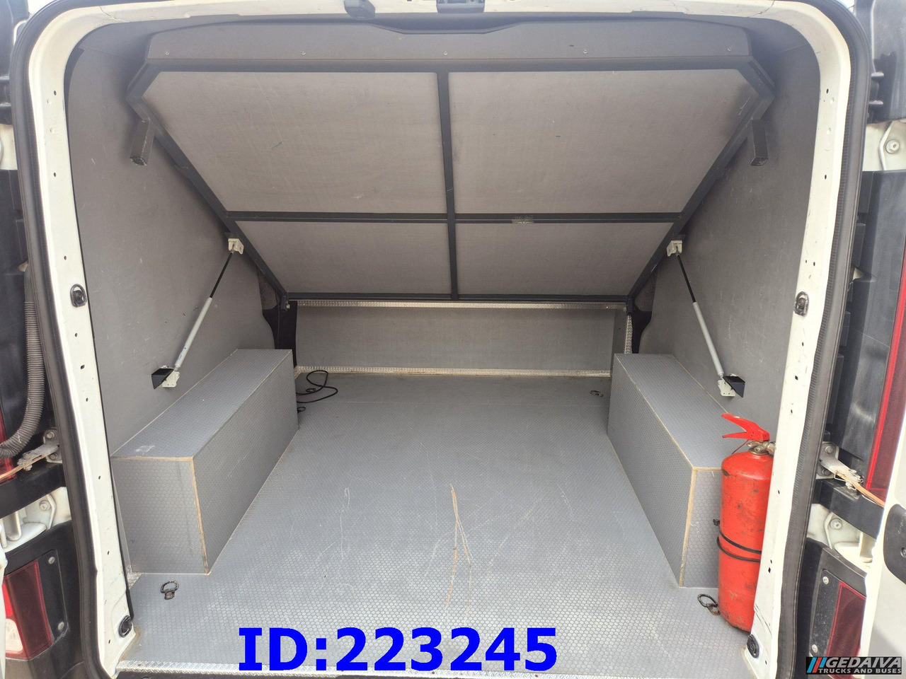 Utilitaire double cabine RENAULT Trafic Euro6: photos 9