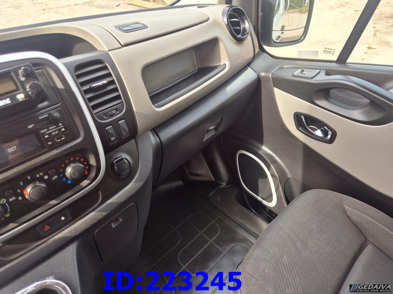 Utilitaire double cabine RENAULT Trafic Euro6: photos 17