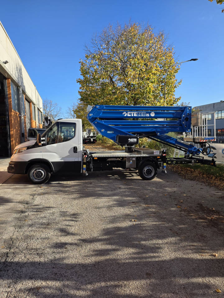 CTE ZED 25 - Camion avec nacelle: photos 1 CTE ZED 25 - Camion avec nacelle: photos 1