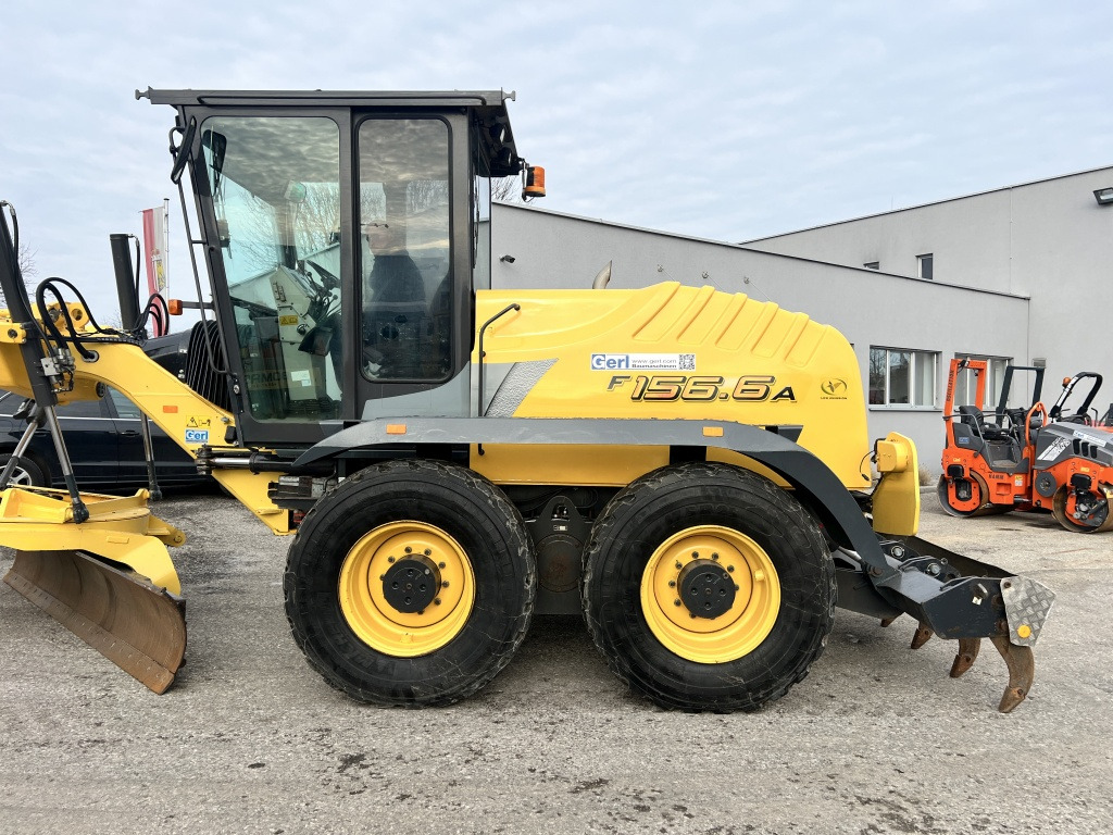 New Holland F 156.6 A (111441) - Niveleuse: photos 2 New Holland F 156.6 A (111441) - Niveleuse: photos 2