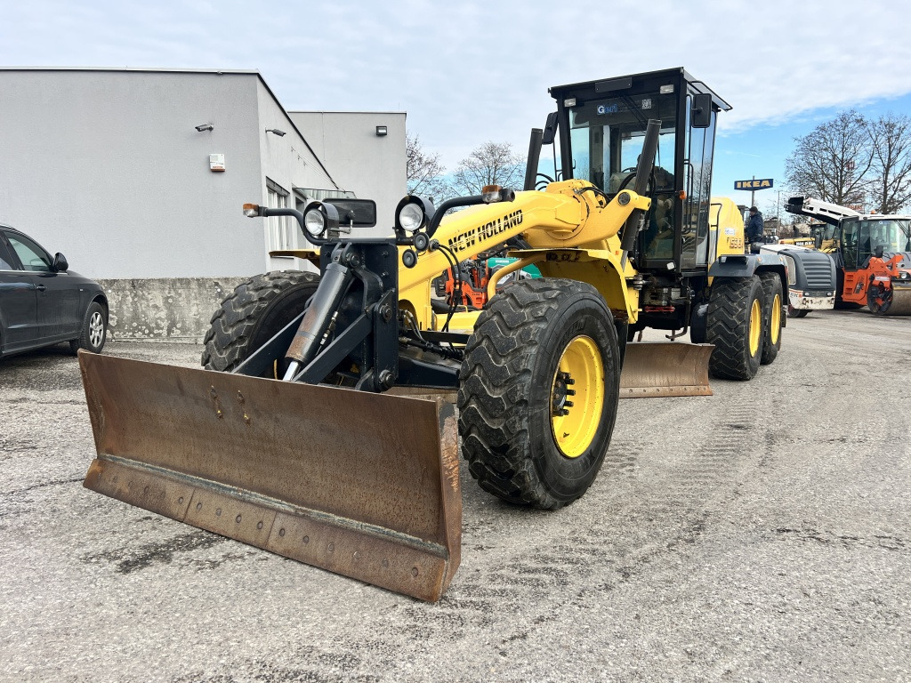 New Holland F 156.6 A (111441) - Niveleuse: photos 3 New Holland F 156.6 A (111441) - Niveleuse: photos 3