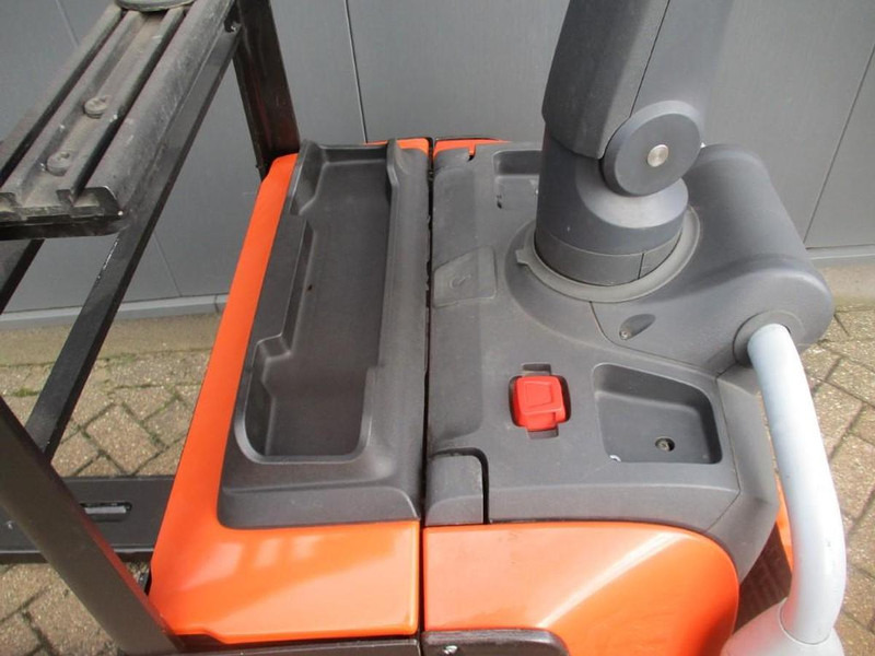 Toyota LPE200 - Transpalette: photos 3 Toyota LPE200 - Transpalette: photos 3