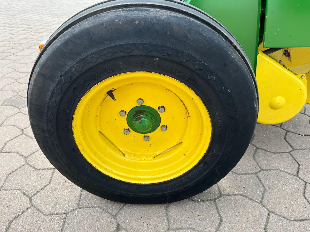 Presse à balles rondes John Deere 550: photos 10