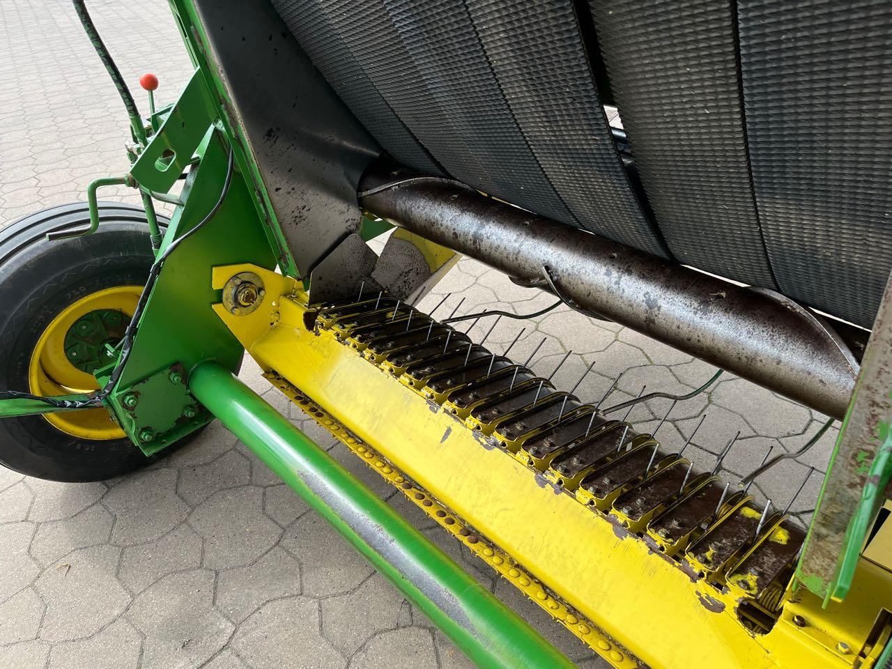 Presse à balles rondes John Deere 550: photos 9