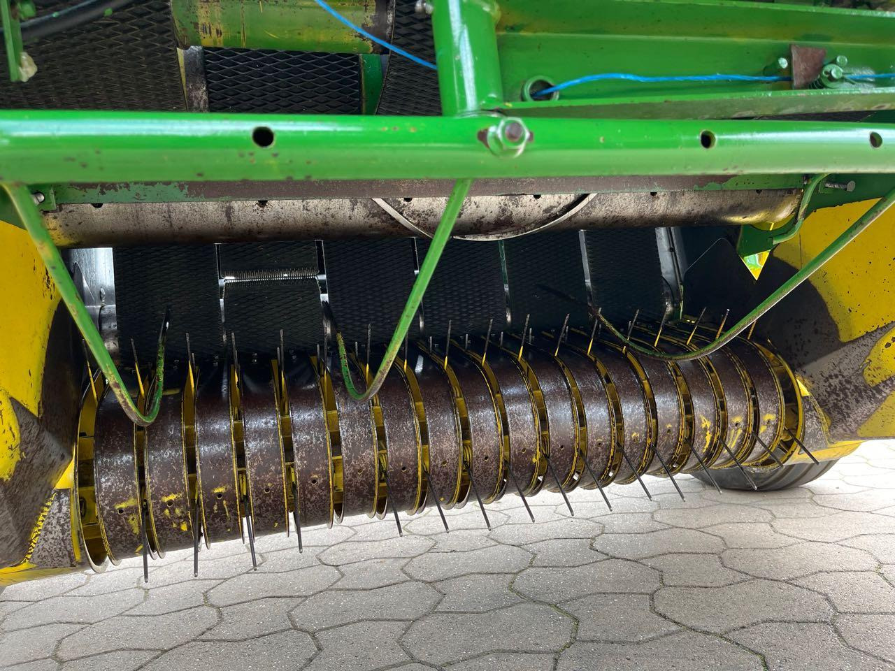 Presse à balles rondes John Deere 550: photos 7