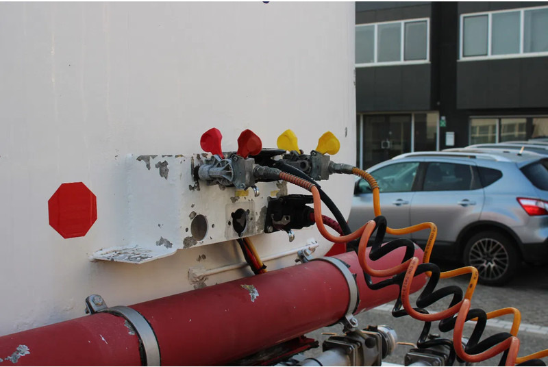 Atcomex + 3 AXEL + 32.000 ltr Fuel transport - Semi-remorque citerne: photos 3 Atcomex + 3 AXEL + 32.000 ltr Fuel transport - Semi-remorque citerne: photos 3