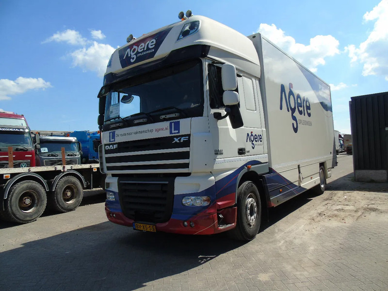 DAF XF 105 .460 + MANUAL + EURO 5 - Camion fourgon: photos 2 DAF XF 105 .460 + MANUAL + EURO 5 - Camion fourgon: photos 2