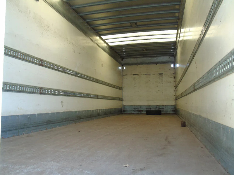 MAN L 220 + MANUAL + EURO 2 + DHOLLANDIA + 19T - Camion fourgon: photos 5 MAN L 220 + MANUAL + EURO 2 + DHOLLANDIA + 19T - Camion fourgon: photos 5
