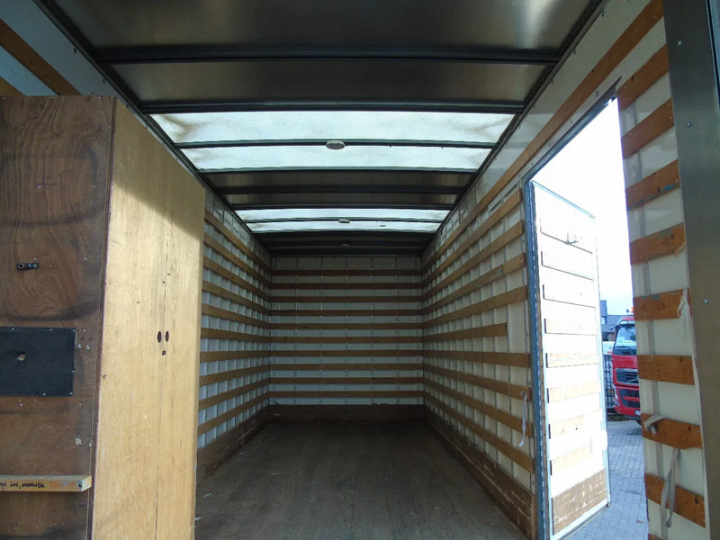 Renault D 220 + special lift + 165km! - Camion fourgon: photos 4 Renault D 220 + special lift + 165km! - Camion fourgon: photos 4