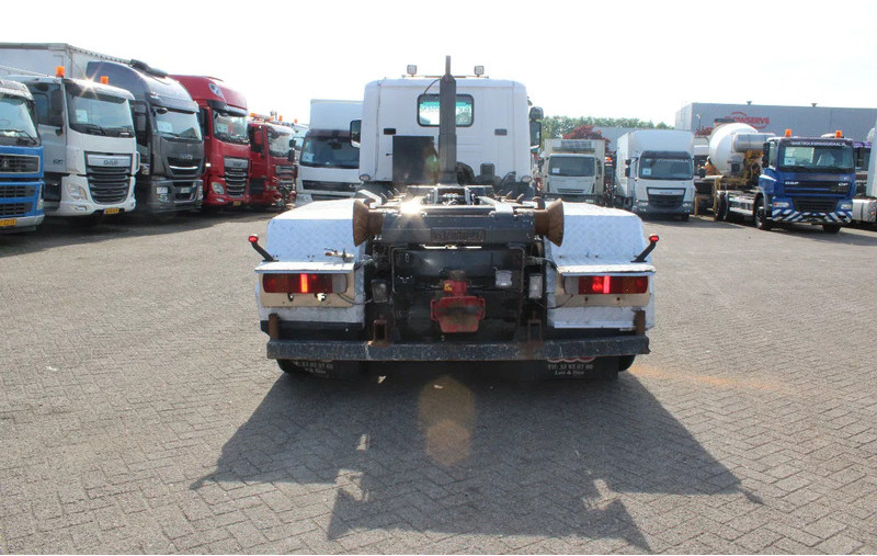 Scania P124-360 + HOOK + 6X2 + MANUAL + EURO 2 - Camion ampliroll: photos 4 Scania P124-360 + HOOK + 6X2 + MANUAL + EURO 2 - Camion ampliroll: photos 4