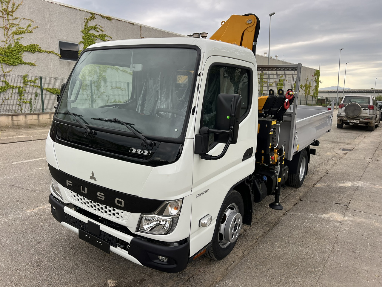 FUSO 35 3S - Camion grue: photos 1 FUSO 35 3S - Camion grue: photos 1