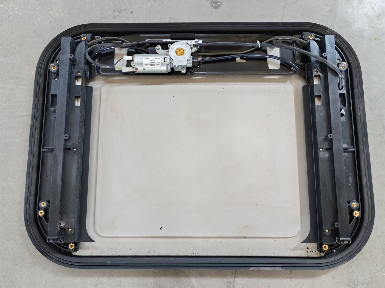 RENAULT RANGE T / SUNROOF / 7484505331 - Fenêtre et pièces: photos 2 RENAULT RANGE T / SUNROOF / 7484505331 - Fenêtre et pièces: photos 2