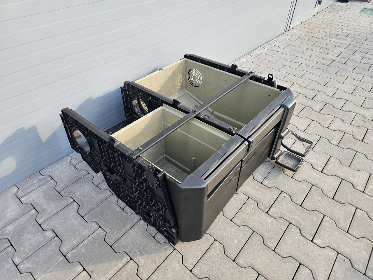 VOLVO FH4 / CABIN UNDERBED STORAGE / 23538347 23538293 - Cabine et intérieur: photos 3 VOLVO FH4 / CABIN UNDERBED STORAGE / 23538347 23538293 - Cabine et intérieur: photos 3