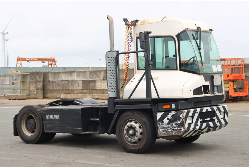 Kalmar TT612D - Tracteur portuaire: photos 1 Kalmar TT612D - Tracteur portuaire: photos 1