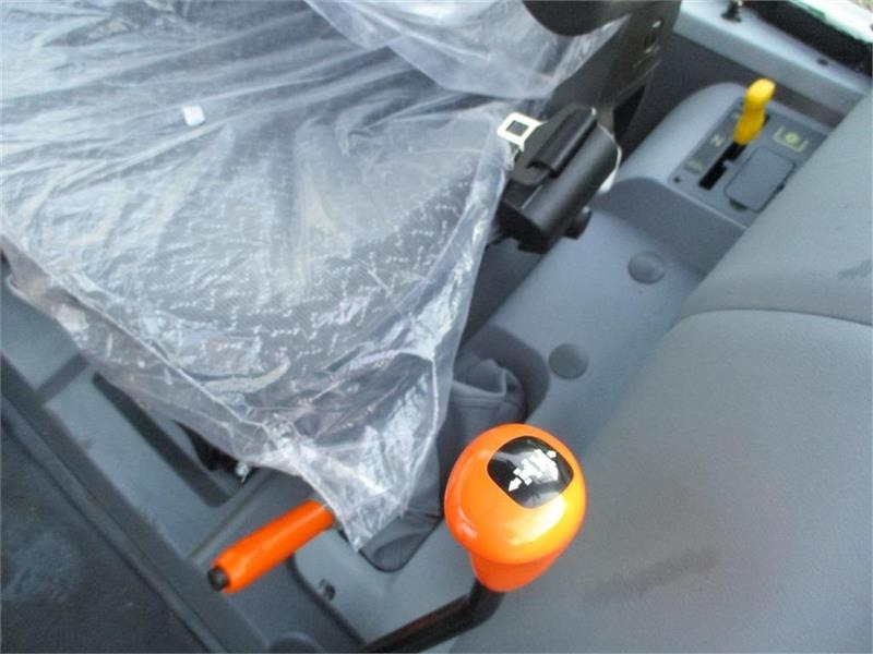 Tracteur agricole Deutz-fahr Agrofarm 115G with 30F+30R Hi-Lo and CreepGea: photos 7 Tracteur agricole Deutz-fahr Agrofarm 115G with 30F+30R Hi-Lo and CreepGea: photos 7