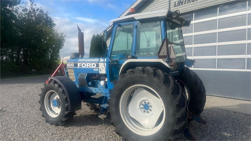 Ford 8210 Force II Med frontlift - Tracteur agricole: photos 3 Ford 8210 Force II Med frontlift - Tracteur agricole: photos 3