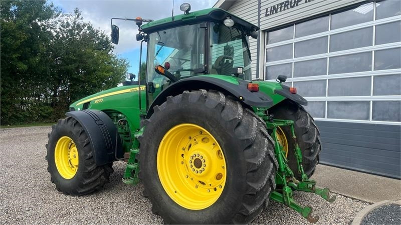 John Deere 8230 Med frontlift  - Tracteur agricole: photos 3 John Deere 8230 Med frontlift  - Tracteur agricole: photos 3