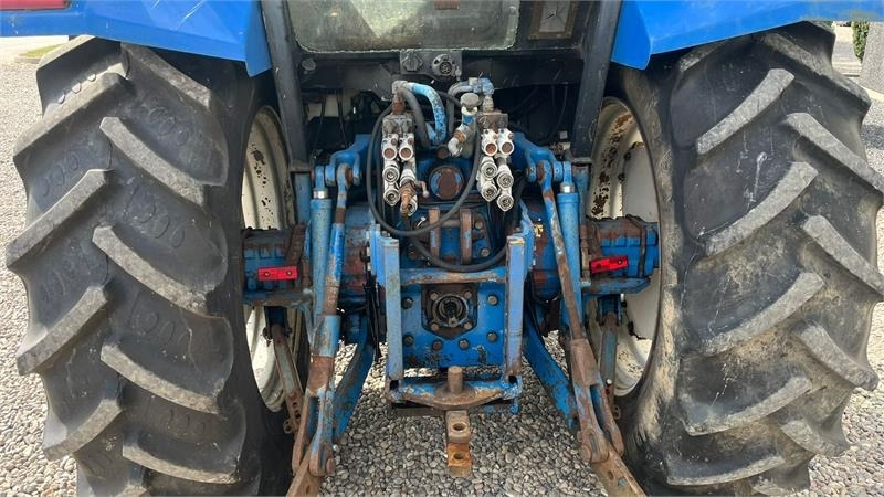 New Holland 8240 SLE Med frontlift og frontPTO  - Tracteur agricole: photos 5 New Holland 8240 SLE Med frontlift og frontPTO  - Tracteur agricole: photos 5