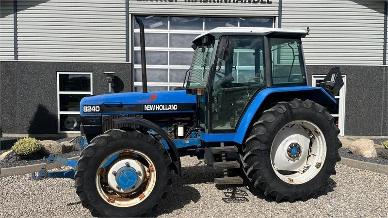 New Holland 8240 SLE Med frontlift og frontPTO  - Tracteur agricole: photos 1 New Holland 8240 SLE Med frontlift og frontPTO  - Tracteur agricole: photos 1