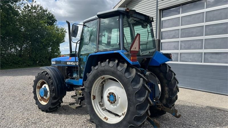 New Holland 8240 SLE Med frontlift og frontPTO  - Tracteur agricole: photos 3 New Holland 8240 SLE Med frontlift og frontPTO  - Tracteur agricole: photos 3
