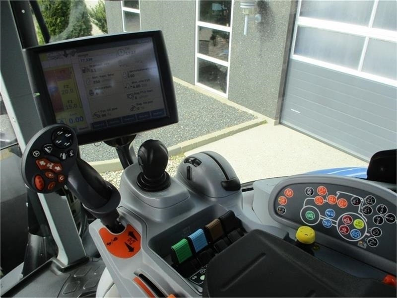 New Holland T7.230 AutoCommand, meget velholdt traktor - Tracteur agricole: photos 4 New Holland T7.230 AutoCommand, meget velholdt traktor - Tracteur agricole: photos 4