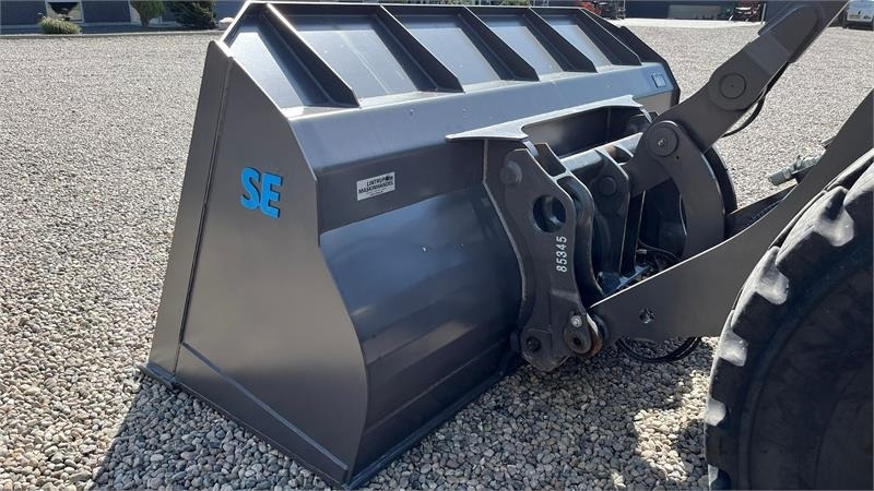 SE AB 2,9m3 skovl med Volvo beslag på. Den er 2.75 - Godet pour Engins de chantier: photos 5 SE AB 2,9m3 skovl med Volvo beslag på. Den er 2.75 - Godet pour Engins de chantier: photos 5