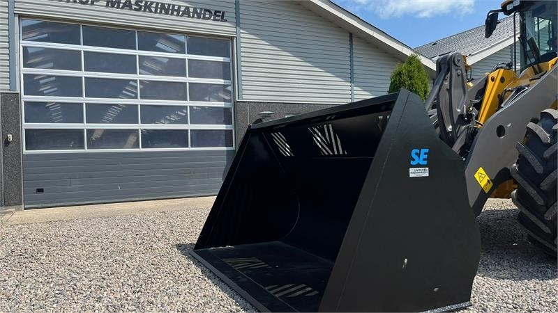 SE AB 4m3 skovl med Volvo beslag på. Den er 2.75m - Godet pour Engins de chantier: photos 1 SE AB 4m3 skovl med Volvo beslag på. Den er 2.75m - Godet pour Engins de chantier: photos 1