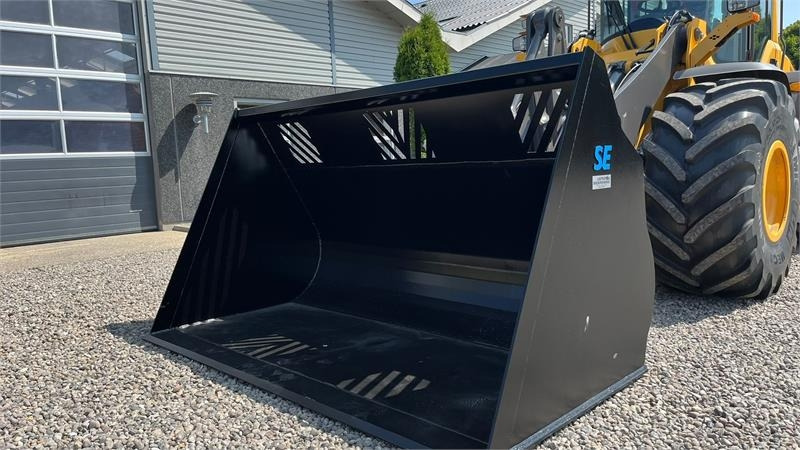 SE AB 4m3 skovl med Volvo beslag på. Den er 2.75m - Godet pour Engins de chantier: photos 2 SE AB 4m3 skovl med Volvo beslag på. Den er 2.75m - Godet pour Engins de chantier: photos 2