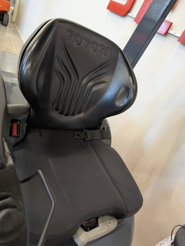 Toyota 10811 06-8FD25F  - Chariot élévateur diesel: photos 5 Toyota 10811 06-8FD25F  - Chariot élévateur diesel: photos 5