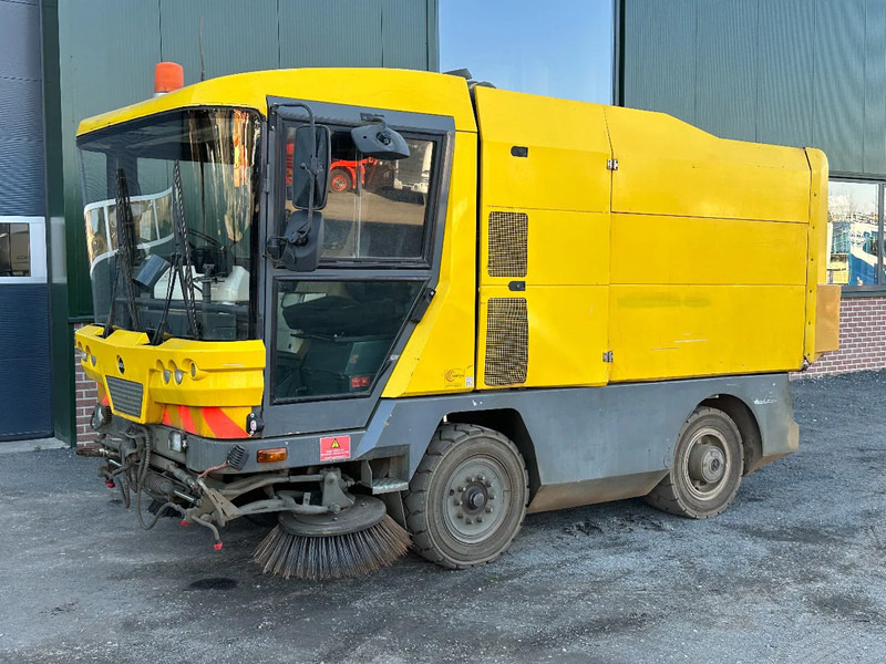 Ravo 530 VEEGMACHINE/SWEEPER!! - Balayeuse de voirie: photos 1 Ravo 530 VEEGMACHINE/SWEEPER!! - Balayeuse de voirie: photos 1