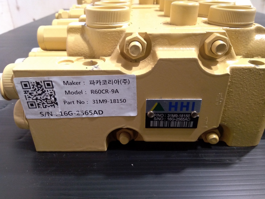 Case 31M9-18150 - 31M9-16160 - Valve hydraulique pour Engins de chantier: photos 1 Case 31M9-18150 - 31M9-16160 - Valve hydraulique pour Engins de chantier: photos 1