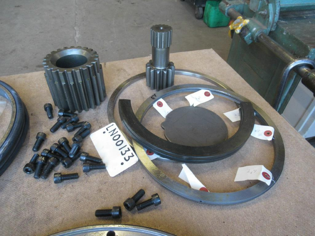 Case LN00133 - LN00092 - Moteur de translation pour Engins de chantier: photos 4 Case LN00133 - LN00092 - Moteur de translation pour Engins de chantier: photos 4