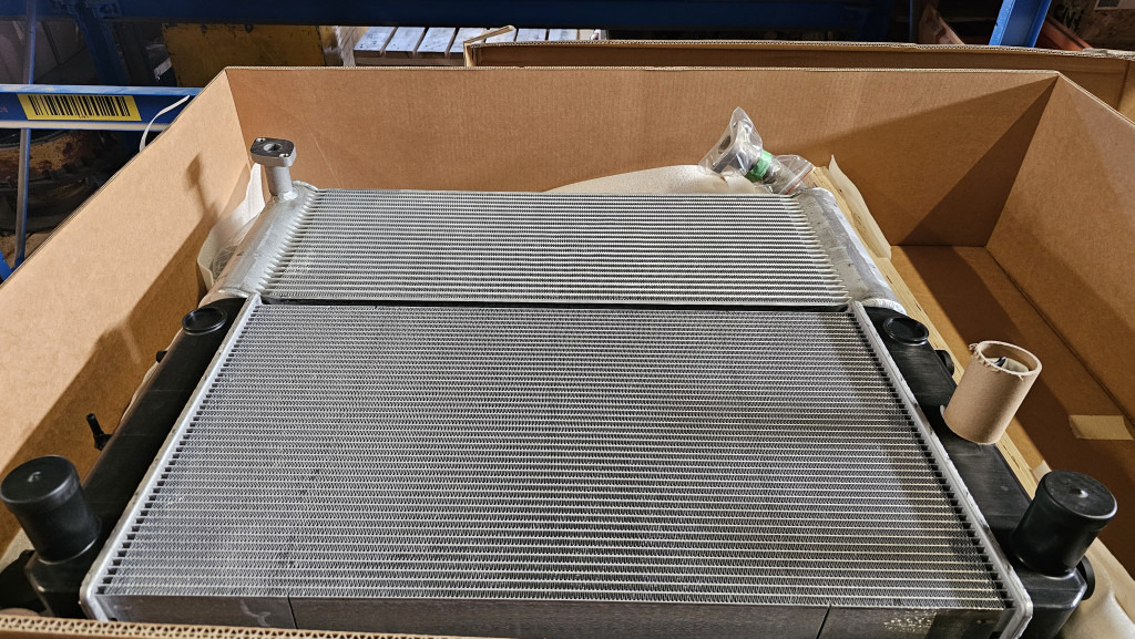 Hitachi YA00009861 - YA00041942 - Radiateur pour Engins de chantier: photos 2 Hitachi YA00009861 - YA00041942 - Radiateur pour Engins de chantier: photos 2