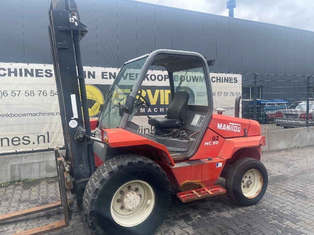 Manitou MC 30 - Chariot tout terrain: photos 1 Manitou MC 30 - Chariot tout terrain: photos 1
