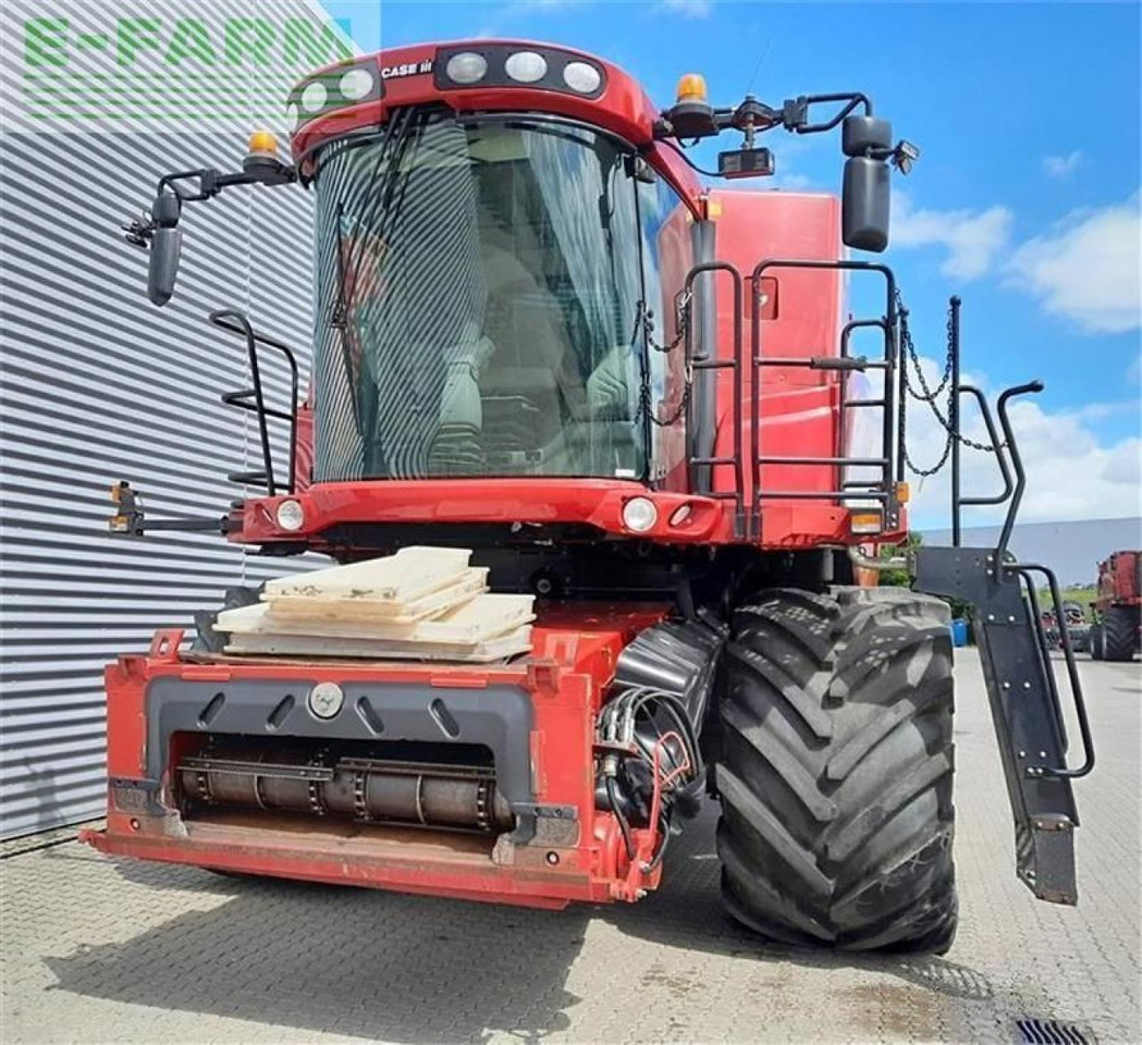 Case-IH 8010 med 30 fods skærebord - Moissonneuse-batteuse: photos 3 Case-IH 8010 med 30 fods skærebord - Moissonneuse-batteuse: photos 3