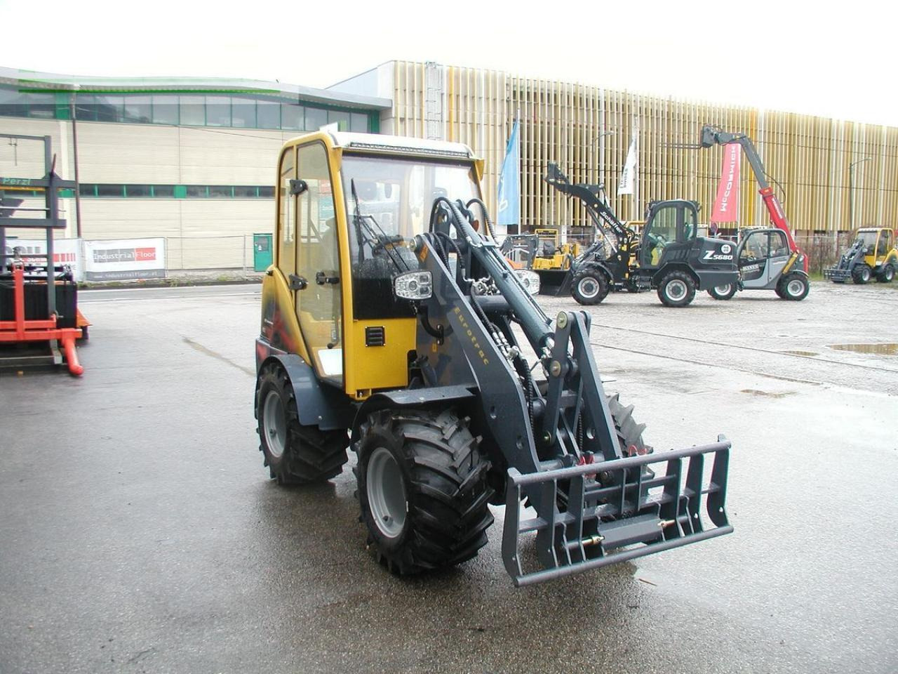 Eurotrac 820 / w12-cs2 - Mini pelle: photos 4 Eurotrac 820 / w12-cs2 - Mini pelle: photos 4
