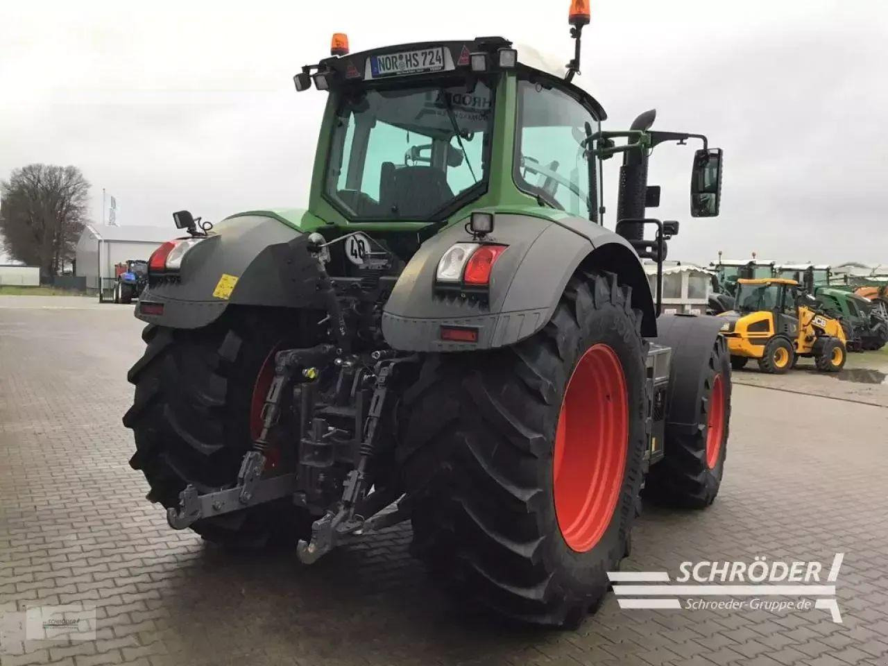 Fendt 824 s4 profi plus - Tracteur agricole: photos 3 Fendt 824 s4 profi plus - Tracteur agricole: photos 3