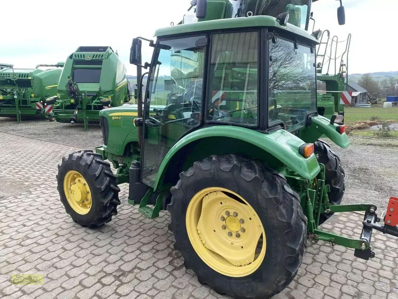 John Deere 5055e - Tracteur agricole: photos 5 John Deere 5055e - Tracteur agricole: photos 5