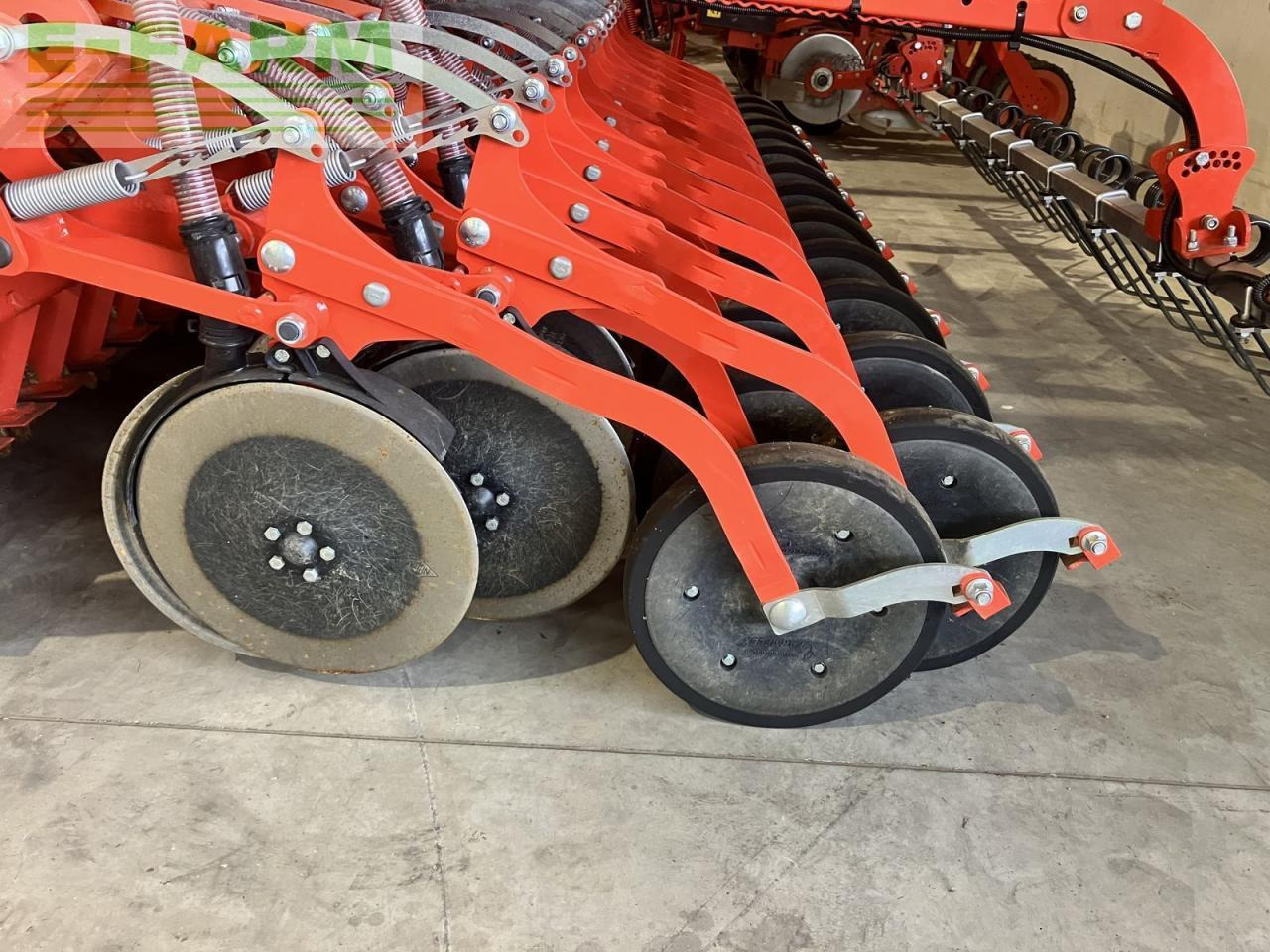 Kuhn venta 330 isobus - doppelscheibenschar - Semoir: photos 4 Kuhn venta 330 isobus - doppelscheibenschar - Semoir: photos 4