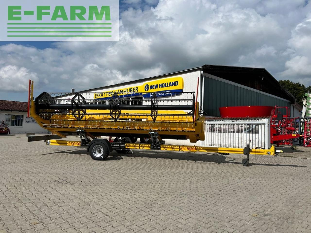 New Holland 760cg varifeed 6,10m, 20ft - Moissoneuse: photos 3 New Holland 760cg varifeed 6,10m, 20ft - Moissoneuse: photos 3