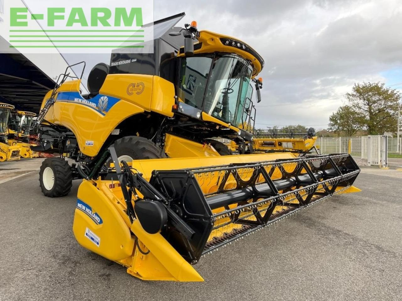 New Holland ch 7.70 laterale - Moissonneuse-batteuse: photos 3 New Holland ch 7.70 laterale - Moissonneuse-batteuse: photos 3